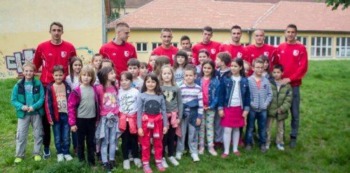 Gradska deca uz gradski klub: Fudbaleri Radničkog sa školarcima protiv vršnjačkog nasilja